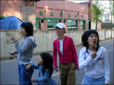 민들레 홀씨를 불며 김천예술고등학교 정문 오솔길을 오르다 